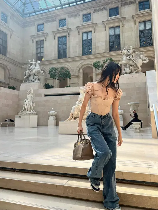 <p>Anya membiarkan rambut panjangnya terurai dengan efek curly yang menggemaskan.</p>