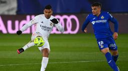 Gelandang Real Madrid, Casemiro (kiri) mengontrol bola dibayangi gelandang Getafe, Mauro Arambarri dalam laga lanjutan Liga Spanyol 2020/21 pekan ke-22 di Alfredo di Stefano Stadium, Selasa (9/2/2021). Real Madrid menang 2-0 atas Getafe. (AFP/Gabriel Bouys)