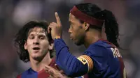 Lionel Messi (kiri) dan Ronaldinho (kanan) saat masih sama-sama bermain di Barcelona. (AFP/Miguel Riopa)