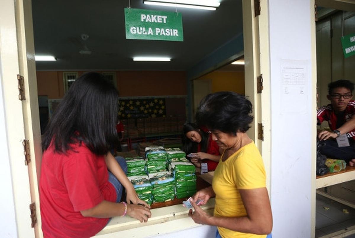 Antusiasme warga borong sembako di pasar murah Yayasan Hati Suci
