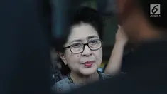 Menkes Nila Moeloek menjawab pertanyaan wartawan usai melakukan pertemuan tertutup di Gedung KPK, Jakarta, Rabu (21/8/2019). Kedatangan Nila atas undangan pimpinan KPK. Selain Nila, KPK juga mengundang jajaran Lembaga Kebijakan Pengadaan Barang Jasa Pemerintah (LKPP). (merdeka.com/Dwi Narwoko)