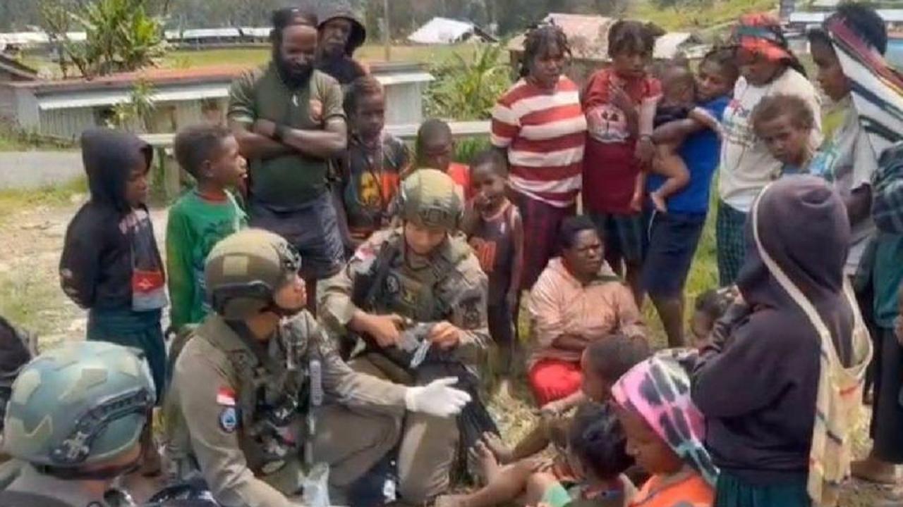 Satgas Damai Cartenz Sinak Gelar Patroli Humanis dan Bakti Sosial, Bawa Kedamaian di Papua Tengah