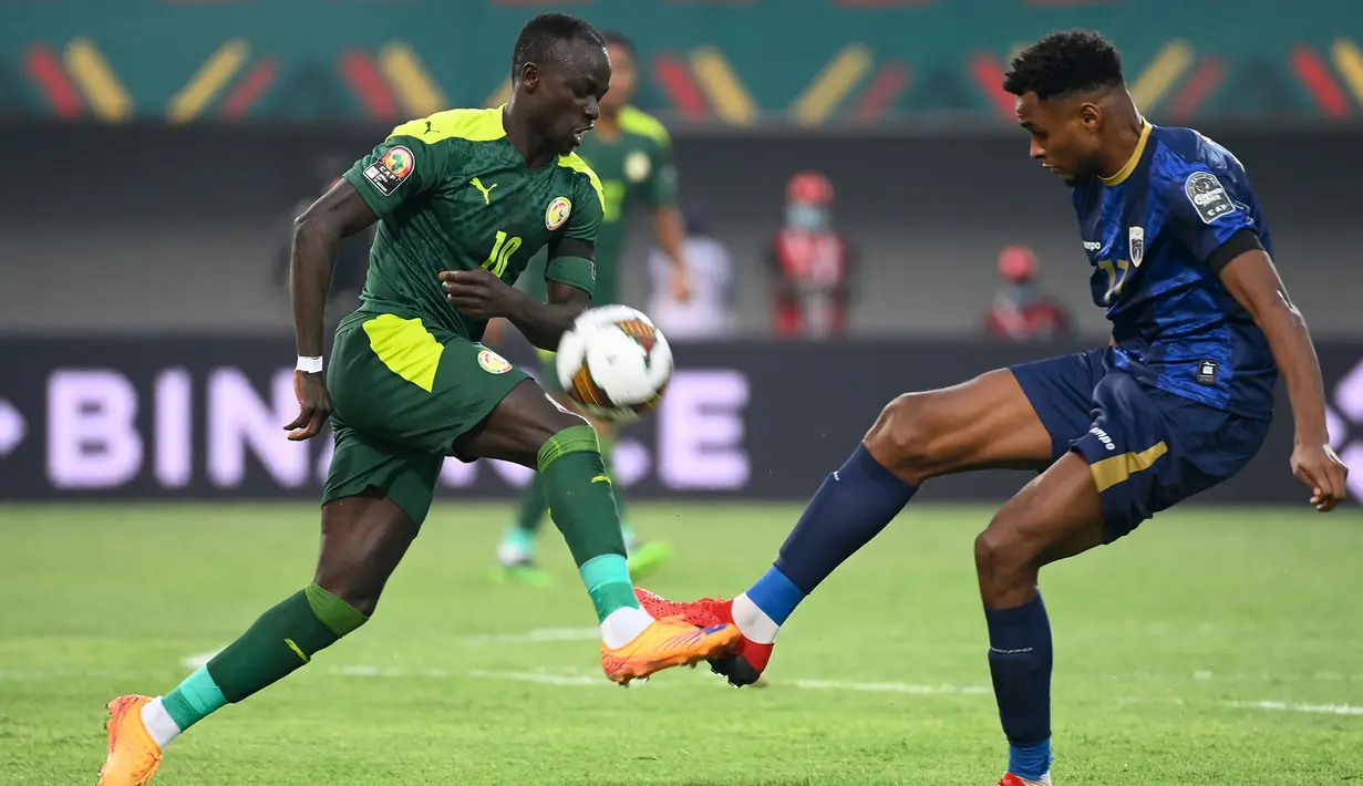 Sementara itu, Sadio Mane tetap melanjutkan laga dan sukses mencetak gol pembuka pada menit ke-63. Meskipun begitu, ia sempat terbaring meski membawa negaranya unggul satu angka. Diduga, Mane mengalami gegar otak dan harus diganti pada menit ke-70. (AFP/Pius Utomi Ekpei)
