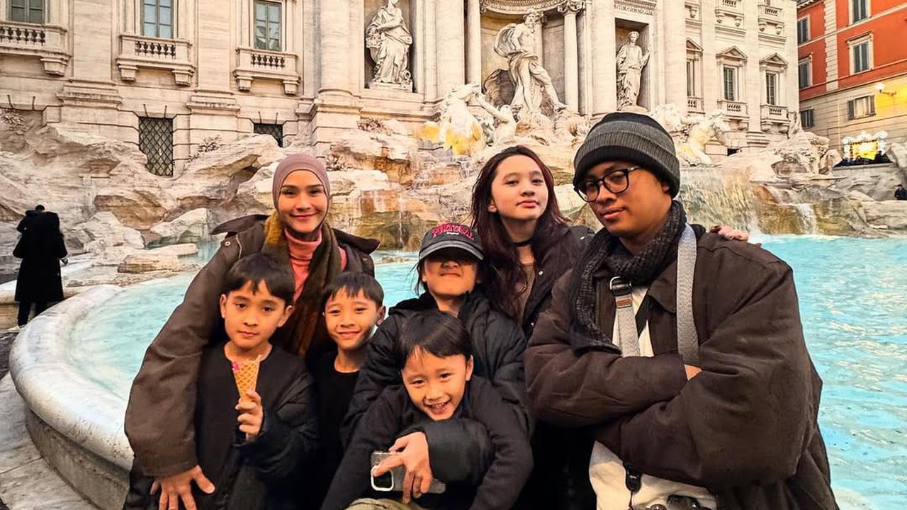 Potret Liburan Keluarga Hanung Bramantyo dan Zaskia Adya Mecca Liburan di Kota Vatikan
