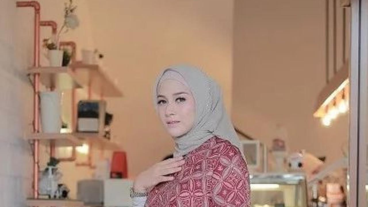 2. Pilih Batik Model Tunik Asimetris untuk Wanita yang Berhijab<br>