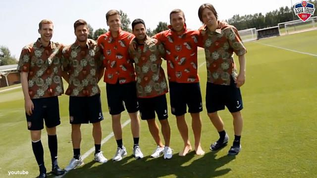 Video Sebelum Ke Indonesia Pemain Arsenal Mejeng Dengan Batik Bola Liputan6 Com