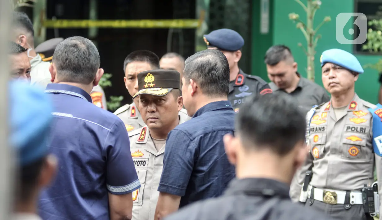 Kapolda Metro Jaya Irjen Karyoto juga telah hadir di lokasi kejadian ditemani oleh Direktur Reserse Kriminal Umum Kombes Hengki Haryadi, dan Kapolres Metro Jakarta Pusat. (merdeka.com/Iqbal S. Nugroho)