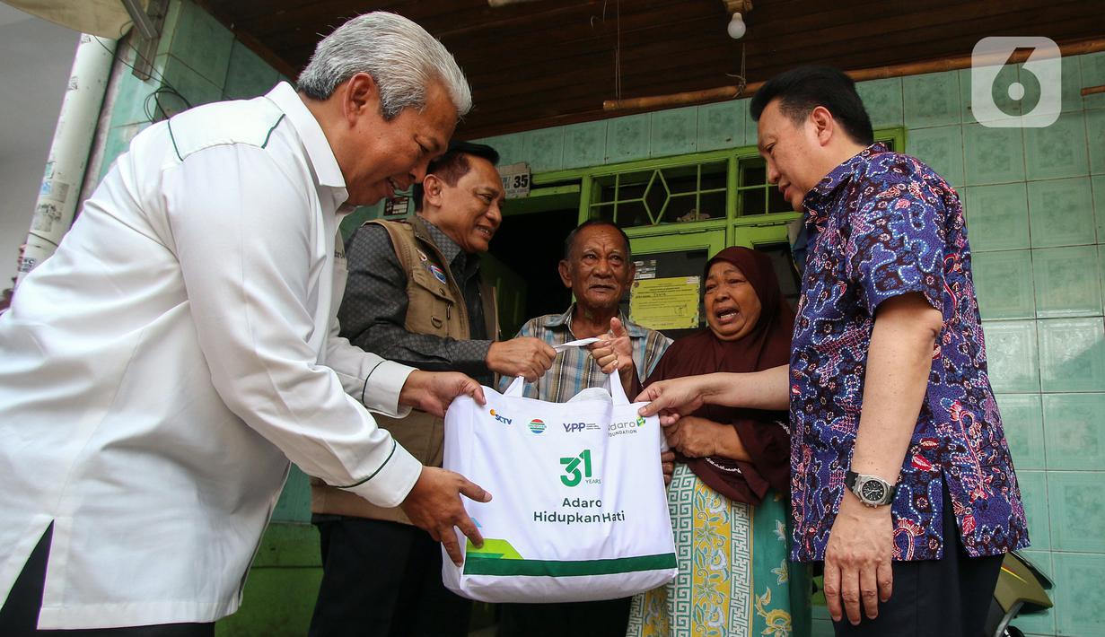 Presdir PT Adaro Energy Indonesia Tbk Garibaldi Thohir, Komisaris PT Adaro Energy Indonesia Tbk Mohammad Efendi Ketua Umum Yayasan Pundi Amal Peduli Kasih Imam Sudjarwo saat membagikan sembako langsung kepada warga di Kampung Bali RW 05, Kebon Jeruk, Jakarta, Rabu (4/10/2023). PT Adaro Energi Tbk bersama Yayasan Pundi Amal Peduli Kasih (YPP) SCTV dan Indosiar menggelar kegiatan penyerahan sembako dalam rangka Hari Ulang Tahun (HUT) Adaro ke-31 dengan tema “Adaro Hidupkan Hati”. (Liputan6.com/Angga Yuniar)