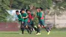 Para pemain Timnas U-19 melakukan latihan ketahanan fisik pada latihan Perdana di Lapangan Legenda Football Arena, Bekasi, Jumat (29/9/2017). Latihan ini untuk persiapan uji coba melawan Kamboja dan Thailand.  (Bola.com/Nicklas Hanoatubun)