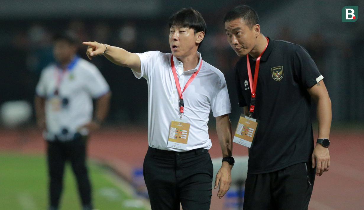 Ekspresi serius ditunjukkan oleh pelatih Shin Tae-yong meski Timnas Indonesia U-19 berpesta gol ke gawang Brunei Darussalam pada laga Grup A Piala AFF U-19 2022 di Stadion Candrabhaga, Bekasi, Senin (04/07/2022) malam WIB. (Bola.com/M Iqbal Ichsan)