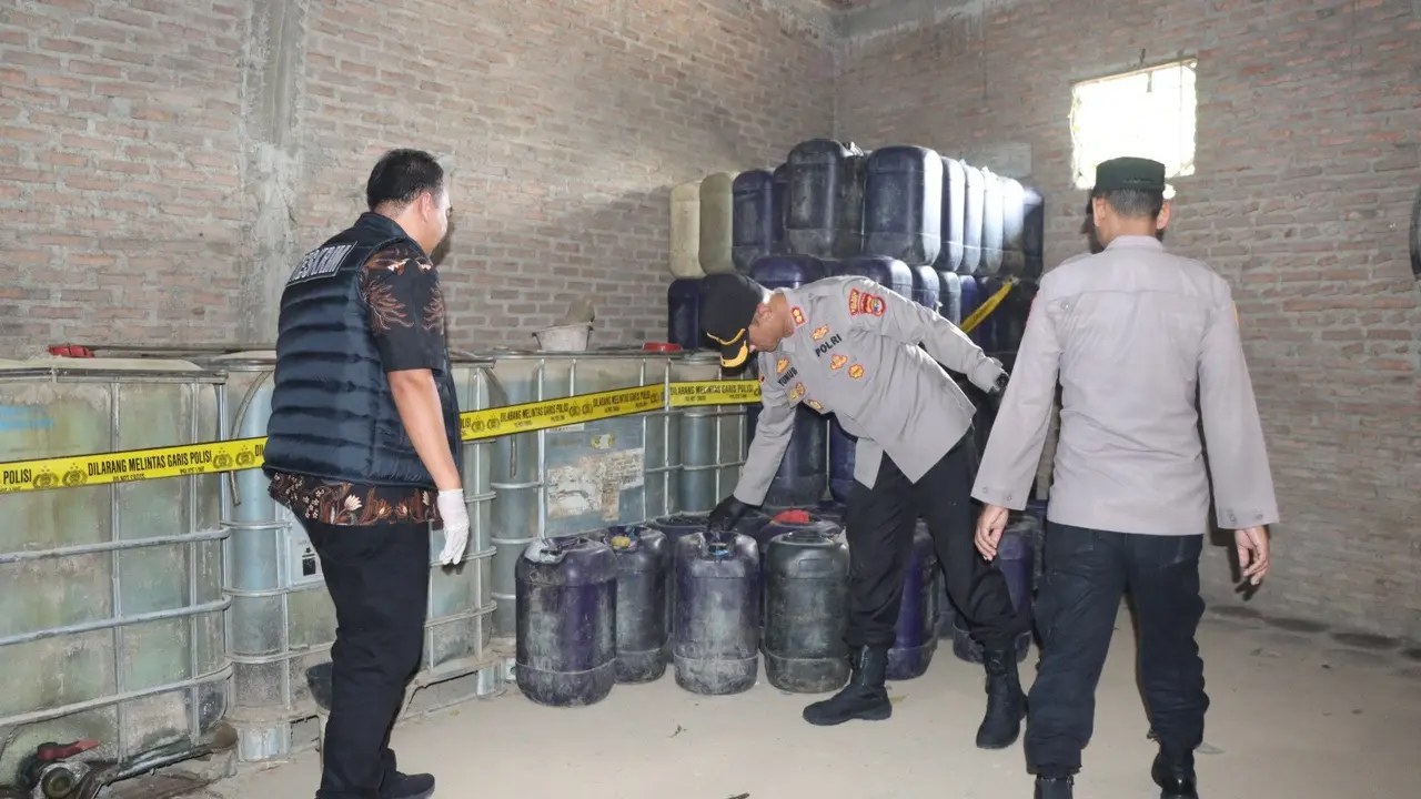 Polisi gerebek praktik penimbunan sekaligus pengoplosan BBM bersubsidi jenis Solar dan Pertalite di Pringsewu, Lampung (Dok. Istimewa).