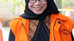 Anggota DPR Komisi VII Eni Maulani Saragih tersenyum saat tiba di gedung KPK, Jakarta, Rabu (15/8). Eni Saragih diperiksa sebagai saksi terkait dugaan menerima suap proyek kontrak kerja sama pembangunan PLTU Riau-1. (Merdeka.com/Dwi Narwoko)