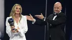 Bintang Timnas Spanyol dan Barcelona, Alexia Putellas menerima penghargaan Pemain Wanita FIFA Terbaik 2022 dari presiden FIFA Gianni Infantino pada seremoni The Best FIFA Footbal Awards 2022 di Paris, Prancis, Senin (27/2/2023). Alexia Putellas mengalahkan Beth Mead dan Alex Morgan sebagai finalis The Best FIFA Women's Player. (AP Photo/Michel Euler)