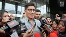 Mantan anggota Banggar DPR Mirwan Amir menjawab pertanyaan wartawan usai diperiksa oleh penyidik di gedung KPK, Jakarta, Senin (04/06). (Merdeka.com/Dwi Narwoko)