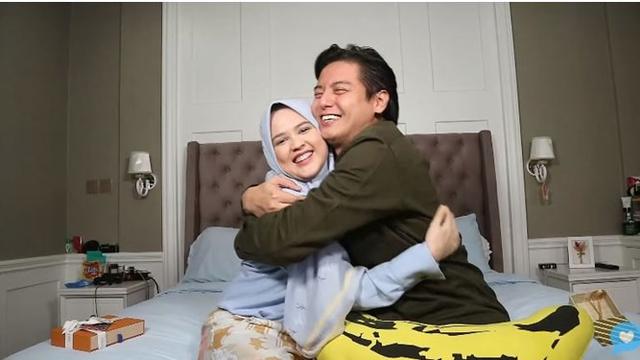 Cut Meyriska ternyata tengah mengandung anak pertama, keduanya pun terlihat bahagia. Roger langsung memeluk sang istri.