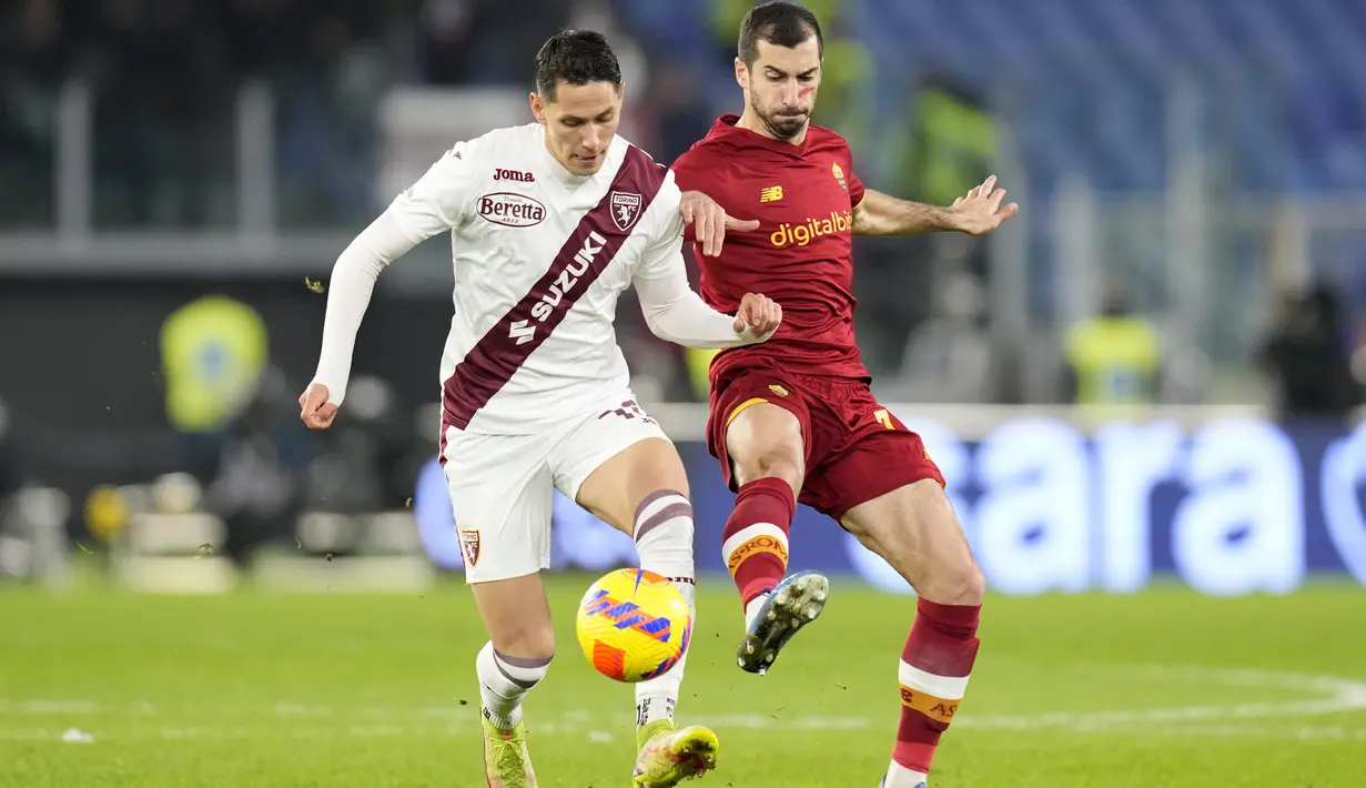 Gelandang AS Roma, Henrikh Mkhitaryan (kanan) berebut bola dengan Torino, Josip Brekalo pada pertandingan lanjutan Liga Serie A Italia di stadion Olimpiade Roma, Senin (29/11/2021). AS Roma kini berada di peringkat kelima dengan koleksi 25 poin dari 14 pertandingan. (AP Photo/Gregorio Borgia)