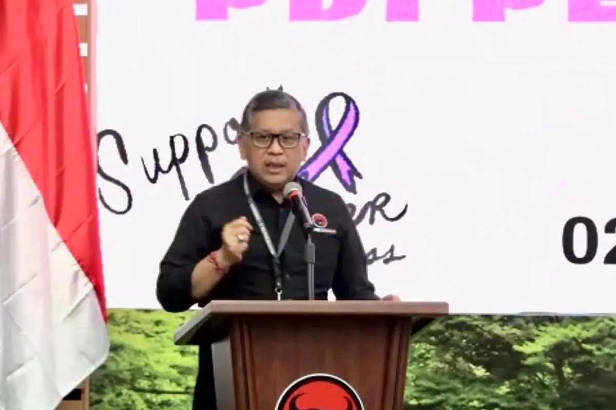Sekretaris Jenderal DPP PDIP, Hasto Kristiyanto, saat membuka seminar sehari kesehatan kanker Indonesia bekerja sama dengan Yayasan Binaan Kanker Nusantara (YBKN), di kantor pusat DPP PDIP di Jalan Diponegoro, Jakarta Pusat, Sabtu (2/11/2024).