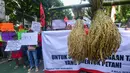 Mereka di antaranya Perkumpulan Petani Ubi Kayu Indonesia Provinsi Lampung, Komite Aksi Hari Tani Nasional ke-65, Komite Perjuangan Pertanian Rakyat (KPPR), Koalisi Nasional untuk Reforma Agraria, BEM Si Kerakyatan, Aliansi Rakyat Menggugat, serta beberapa elemen lainnya. (merdeka.com/Arie Basuki)