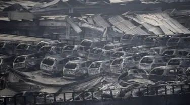 Kendaraan yang rusak terlihat di lokasi ledakan di sebuah gudang di pelabuhan Kota Tianjin, China, Kamis (13/8/2015). Ledakan yang diperkirakan berkekuatan setara 21 ton TNT ini menewaskan 17 orang dan ratusan lainya terluka. (REUTERS/Jason Lee)