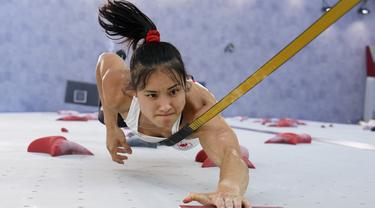 Atlet panjat tebing Kanada Alannah Yip saat kualifikasi kecepatan kompetisi panjat tebing putri Olimpiade Tokyo 2020 di Tokyo, Jepang, Rabu (4/8/2021). (AP Photo/Tsuyoshi Ueda/Pool Photo via AP)