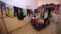 Nihad Jarboa (37) dan Zeinab (35) menjahit kostum kartun di rumah mereka di kamp pengungsi Rafah, Gaza, pada 19 Juli 2020. Mereka menjual kostum buatan tangan untuk mencari nafkah di bawah kondisi ekonomi yang keras di bawah blokade yang diberlakukan Israel sejak 2007. (AFP Photo/Said Khatib)