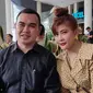 Selebgram Angie Lie bersama pengacaranya Sendi Sanjaya dalam jumpa pers di bilangan Tanjung Duren Jakarta Barat, Selasa (12/4/22).