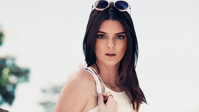 Jadi Model Sampul Majalah, Kendall Jenner Tak Pakai Bra 