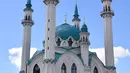 Wisatawan mengunjungi masjid Kul-Sharif di Kazan, Rusia, 9 Juni 2018. Arsitekturnya yang indah menjadikannya sebagai salah satu objek tujuan para pelancong muslim. (AFP PHOTO/SAEED KHAN)