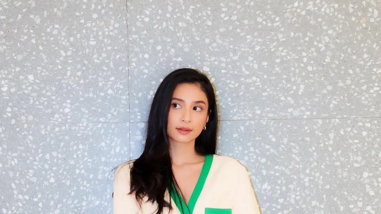 Anggun dan Segar, Mikha Tambayong Tampil Feminin dalam Balutan Tas Valentino Rp49 Jutaan