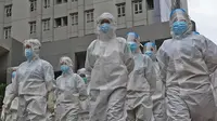 Tenaga Kesehatan dengan pakaian APD terlihat di Rumah Sakit Darurat Wisma Atlet Kemayoran, Jakarta, Selasa (26/1/2021). Hari ini, Selasa (26/1) kasus COVID-19 di Indonesia bertambah 13.094 sehingga total menyentuh angka satu juta, tepatnya 1.012.350. (Liputan6.com/Herman Zakharia)