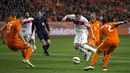 Penyerang Turki, Burak Yilmaz berusaha melewati tiga pemain belanda saat kualifikasi Piala Eropa 2016 di Amsterdam Arena, Minggu (29/3/2015). Belanda bermain imbang 1-1 melawan turki. (REUTERS/Michael Kooren)