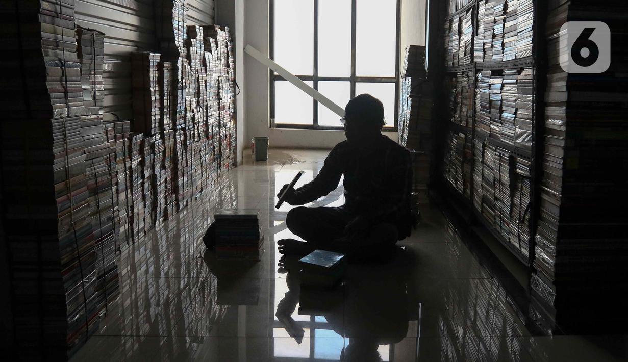 Untuk menjual bukunya, mereka memanfaatkan beragam platform marketplace hingga media sosial. (Liputan6.com/Herman Zakharia)