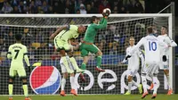 Kiper Dynamo Kiev, Oleksandr Shovkovskiy, mengamankan bola dari sundulan bek Manchester City, Vincent Kompany. Kiev sempat mengecilkan kedudukan menjadi 1-2 melalui gol dari Vitaliy Buyalskyy. (Reuters/Gleb Garanich)
