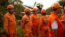 Petugas pertahanan sipil Kolombia bersiap mengevakuasi Puing pesawat penumpang Douglas DC-3 yang jatuh di provinsi dataran Kolombia, Meta, San Martin, Kolombia (9/3). Sebanyak 12 penumpang di dalamnya tewas. (Reuters/Santiago Molina)