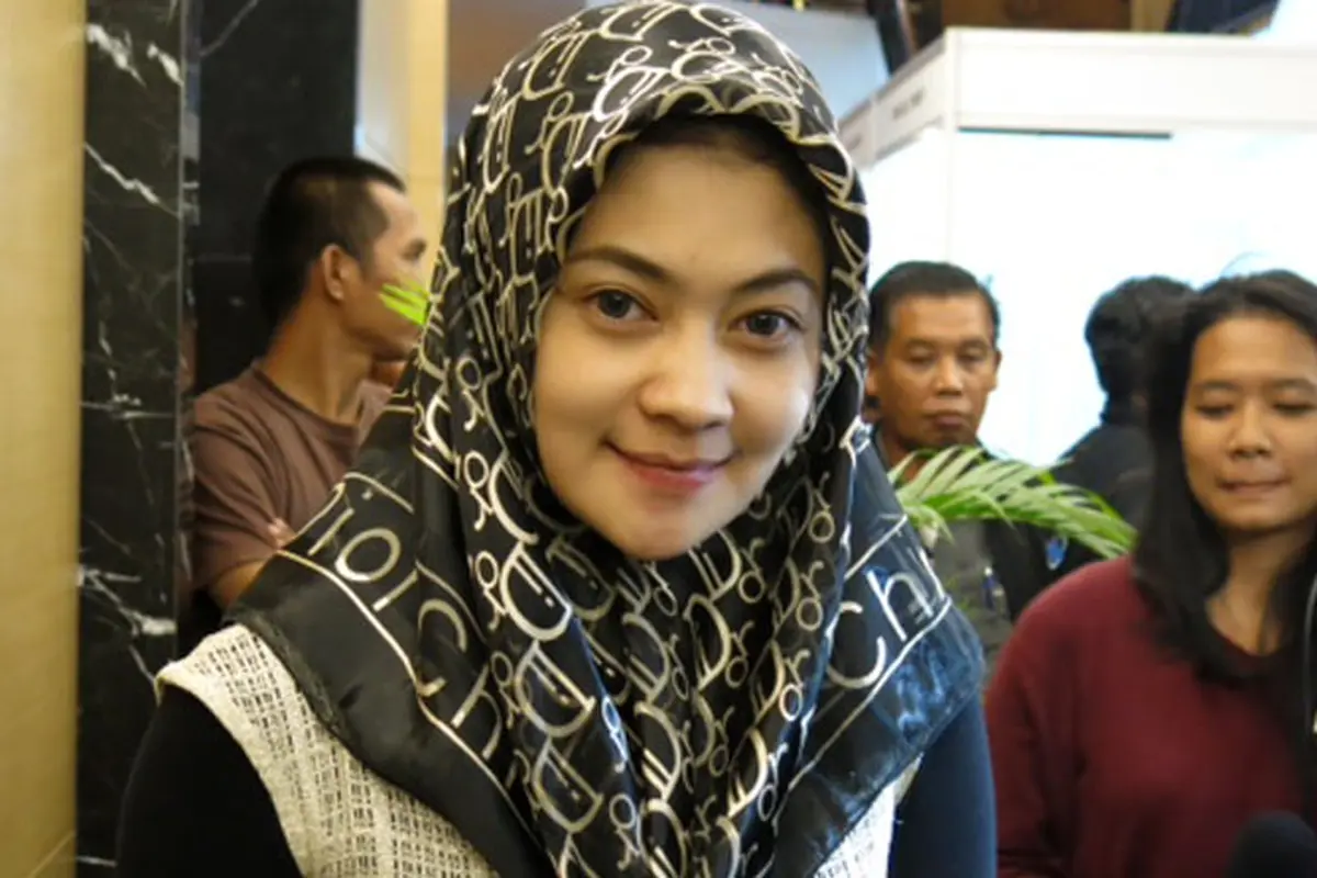 Ikut Pelatihan Agama, Indah Dewi Pertiwi Berhijab