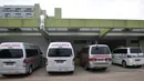 Ambulans terparkir di depan ruang isolasi pasien Covid-19 di RSUD Kota Depok, Rabu (6/5/2020). Akibat keputusan tersebut pelayanan kesehatan masyarakat di RSUD Depok seperti rawat inap ditiadakan dan dialihkan ke rumah sakit lain, untuk rawat jalan masih beroperasi. (merdeka.com/Iqbal S. Nugroho)