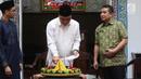 Wakil Ketua Umum DMI Komjen Pol Syafruddin didampingi Ketua Departemen Pemberdayaan Ekonomi dan Kewirausahaan DMI Erwin Aksa dan Ketum Ricma M Soekarno Hatta memotong tumpeng saat meresmikan Ricma Store, Jakarta, Jumat (9/3). (Liputan6.com/Arya Manggala)