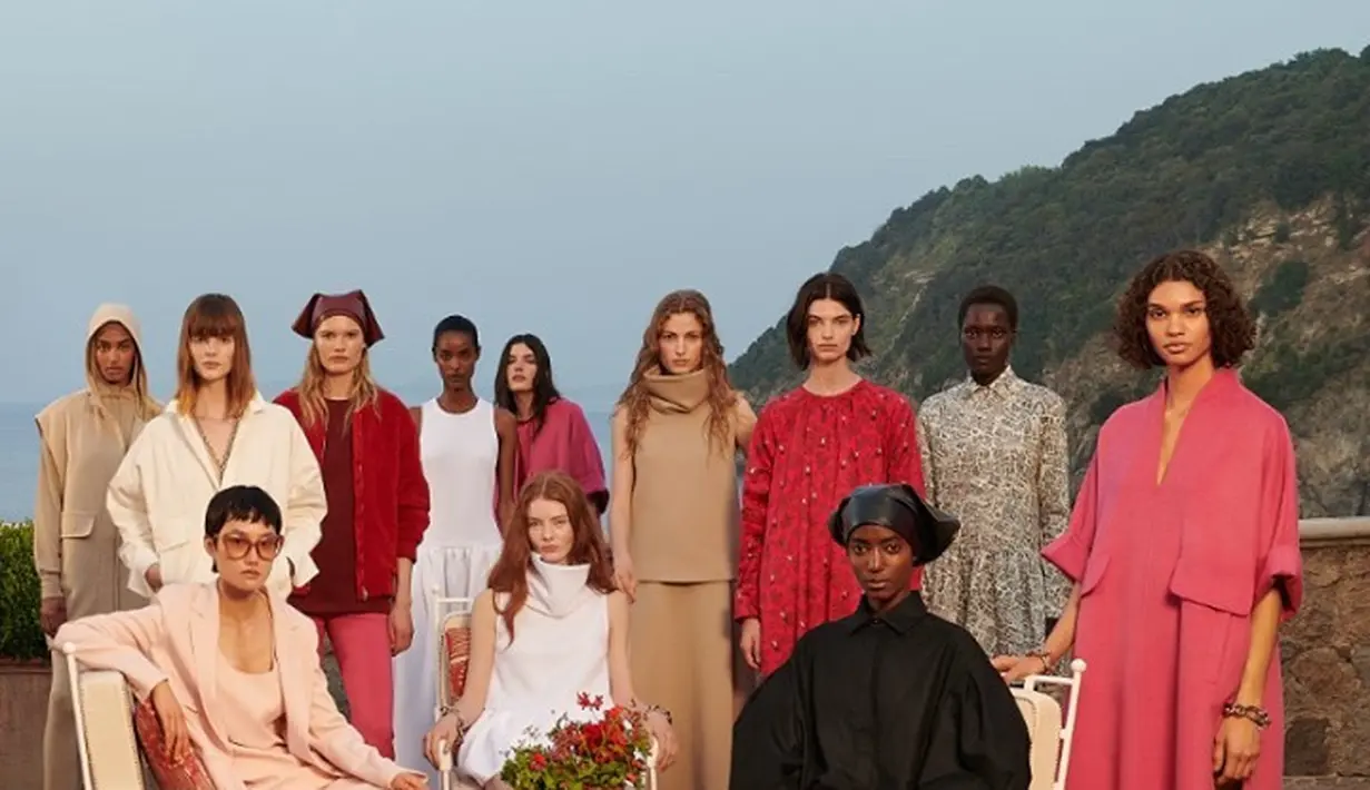 Namun, MaxMara berhasil merangkum koleksi dengan sangat apik. Permainan cutting yang sangat seimbang disertai nuansa variatif, membuat siapapun semakin semangat.