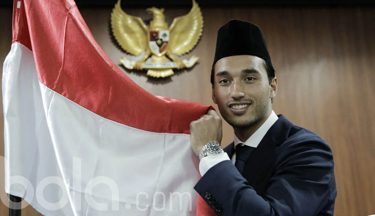 Ezra Walian pesepak bola naturalisasi asal Belanda resmi menjadi Warga Negara Indonesia pada Kamis (18/5/2017) di Kanwil Menhukham, Jakarta. (Bola.com/Peksi Cahyo)