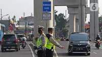 Polisi merazia kendaraan di kawasan Fatmawati, Jakarta, Senin (10/8/2020). Ditlantas Polda Metro Jaya kembali menerapkan sanksi tilang terhadap kendaraan roda empat yang melanggar peraturan ganjil genap di masa Pembatasan Sosial Berskala Besar (PSBB) transisi. (Liputan6.com/Herman Zakharia)