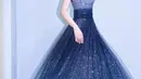 Mirip dengan balerina, Angelababy cantik dengan gaun sequin bergradasi biru. Strapline dress ini menampilkan leher Angelababy yang lebih jenjang.