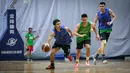 Pemain Timnas Indonesia, Yudha Saputra (tengah kiri) mendribel bola saat pemusatan latihan Timnas Basket Indonesia untuk SEA Games 2023 Kamboja di GBK Arena, Senayan, Jakarta, Rabu (03/05/2023). (Bagaskara Lazuardi)