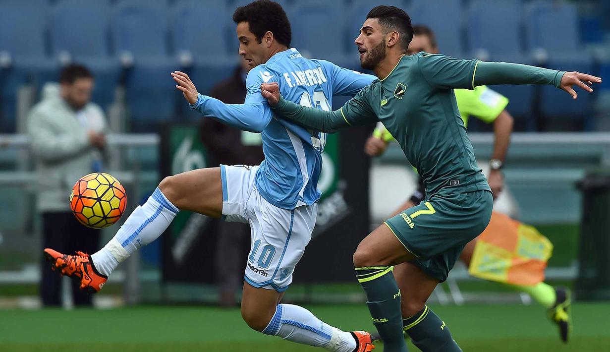 Pemain Lazio Felipe Anderson (kiri) berebut bola dengan pemain Palermo Achraf Lazaar pada lanjutan liga Serie A  Italia di Stadion Olimpiade, Roma, MInggu (22/11/2015). (AFP Photo/Gabriel Bouys)