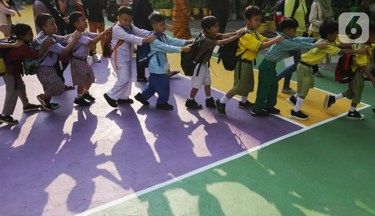 Ratusan siswa menjalani Masa Pengenalan Lingkungan Sekolah (MPLS) hari pertama di halaman SDN Kenari 07 dan 08  di kawasan Salemba, Jakarta, Rabu (12/7/2023).  (Liputan6.com/Herman Zakharia)