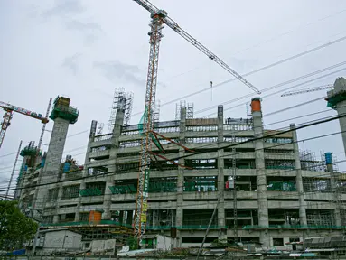 Suasana proyek pembangunan Jakarta International Stadium atau Stadion BMW di kawasan Papanggo, Tanjung Priok, Jakarta, Senin (18/1/2021). Progres pembangunan stadion berkapasitas 82 ribu penonton tersebut telah mencapai 43,7 persen. (Liputan6.com/Faizal Fanani)
