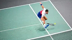 Petenis Serbia Novak Djokovic mengembalikan bola dalam pertandingan tenis perempat final tunggal putra ATP Paris Masters melawan Taylor Fritz  di Paris, Jumat (5/11/2021). (AFP/Christophe Archambault)