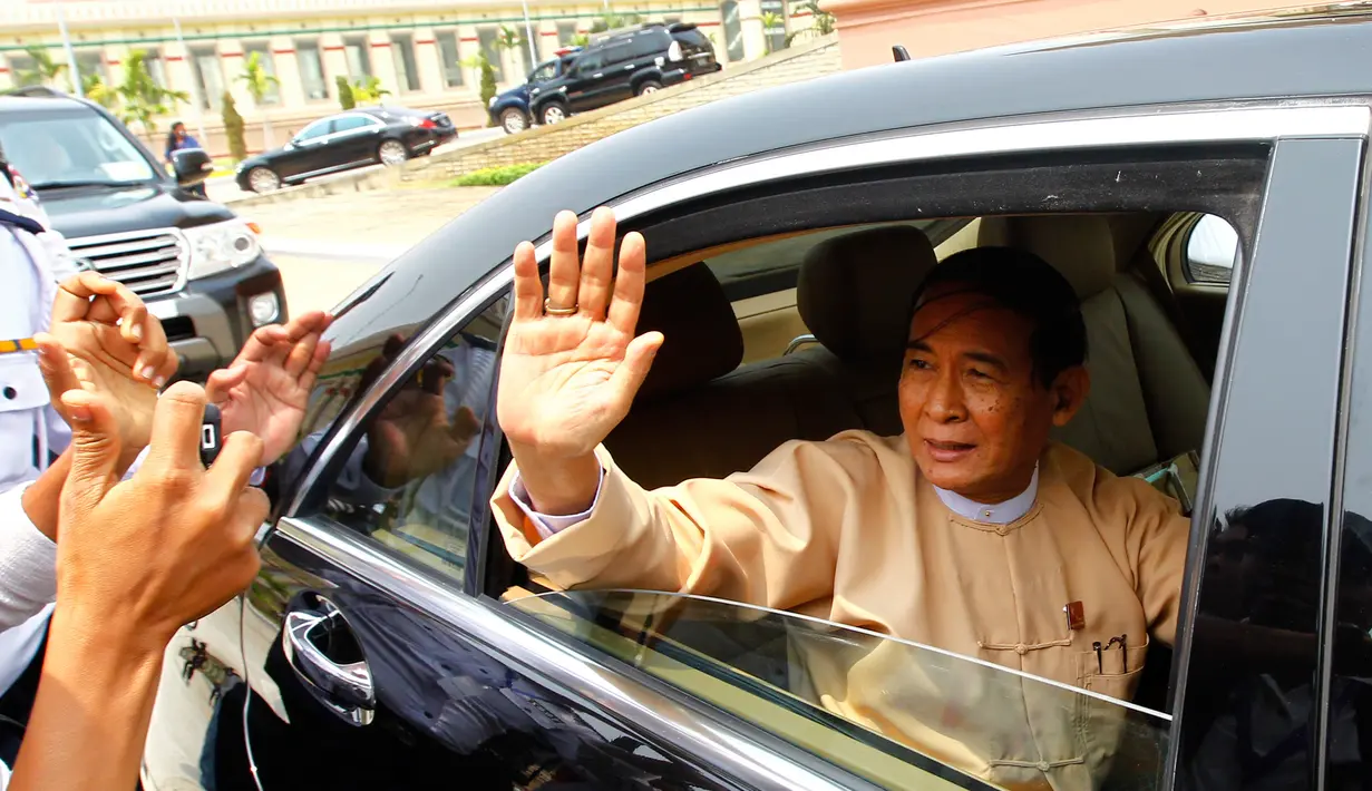 Presiden Myanmar yang baru terpilih Win Myint meninggalkan gedung parlemen di Naypyitaw, Rabu (28/3). Ketua parlemen tidak mengatakan kapan Win Myint akan dilantik, meskipun kabarnya pelantikan akan dilakukan pada Kamis. (AP/Aung Shine Oo)