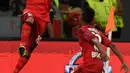 Gelandang Leverkusen, Hakan Çalhanoğlu (kiri) melakukan selebrasi usai mencetak gol ke gawang Lazio pada leg kedua Liga Champions di Leverkusen, Jerman, (26/8/2015). Leverkusen menang atas Lazio dengan skor 3-0. (AFP PHOTO/Patrik STOLLARZ)