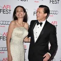 Ramai di publik soal kedekatannya dengan Angelina Jolie, tahun 2005 Pitt menerima gugatan cerai dari sang istri, Jennifer Aniston. Tak lama pada saat itu tersebar foto Pitt dan Jolie bersama dengan anak angkat pertama Jolie, Maddox. (AFP/Bintang.com)