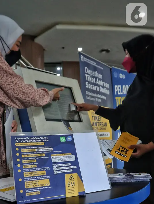 Petugas melayani wajib pajak di salah satu kantor pelayanan pajak pratama di Jakarta, Kamis (29/12/2022). Penerimaan pajak tercatat melampaui target 2022 meskipun tanpa pelaksanaan program pengungkapan sukarela atau PPS dan kenaikan tarif pertambahan nilai atau PPN menjadi 11%. (Liputan6.com/Angga Yuniar)